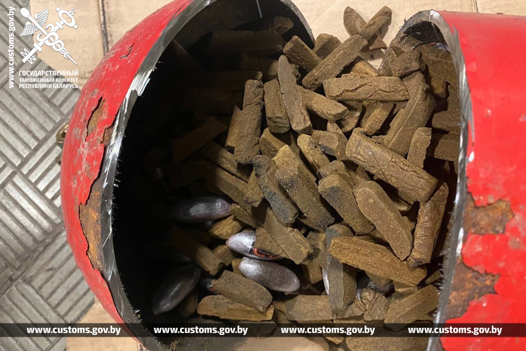 Немец приехал в Беларусь на Opel с газовыми баллонами. Что там было внутри?