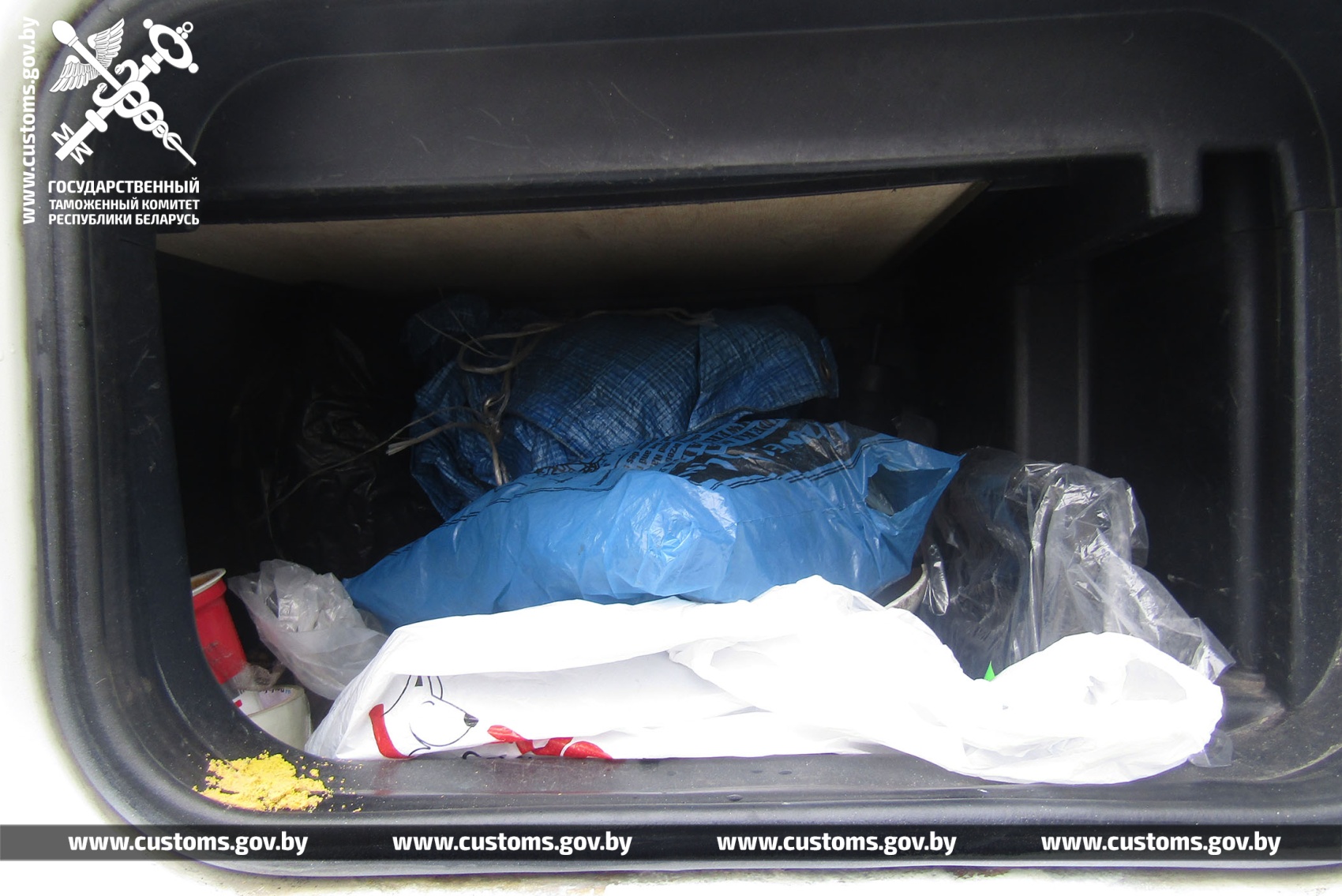 Мужчина оборудовал в автомобиле, на котором следовал из Польши, «двойное дно»