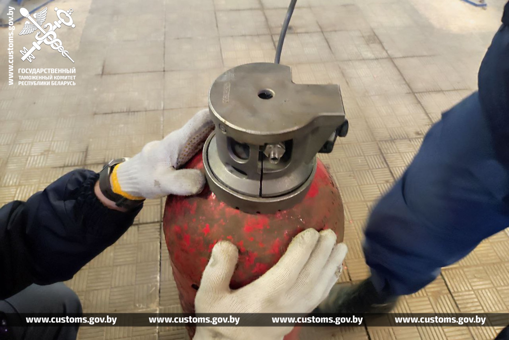 Немец приехал в Беларусь на Opel с газовыми баллонами. Что там было внутри?